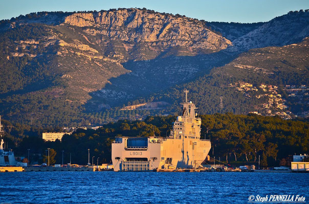Le "Mistral" à quai, Toulon. Le "Mistral" lancé en 2004 et mis en service en 2006 est un BPC (Bâtiment de Projection et de Commandement) de la Marine nationale.