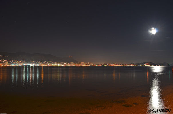 Pleine lune sur Tamaris, la Seyne sur mer et Toulon en face. 