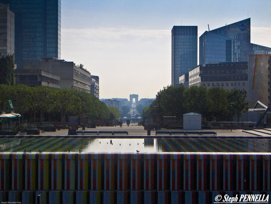 Quartier de La Défense avec l'Arc de Triomphe, au fond.