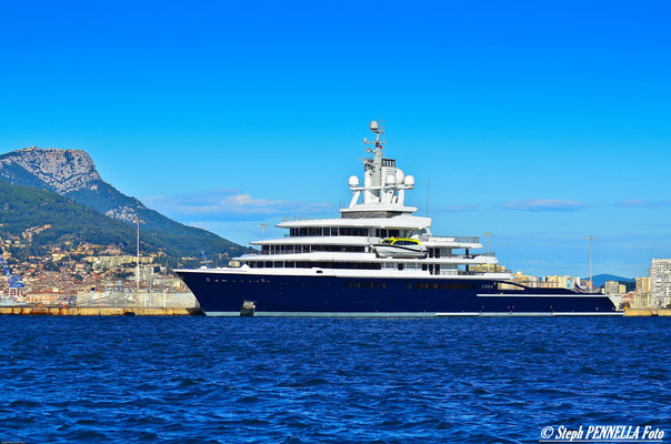 Le yacht "Luna" à la Seyne,  l'un des yacht le plus grand du monde. Ancienne propriété du milliardaire russe Roman Abramovitch (Propriétaire du Chelsea Football Club), aujourd’hui entre les mains du fortuné Farkhad Akhmedov, un businessman azéri.