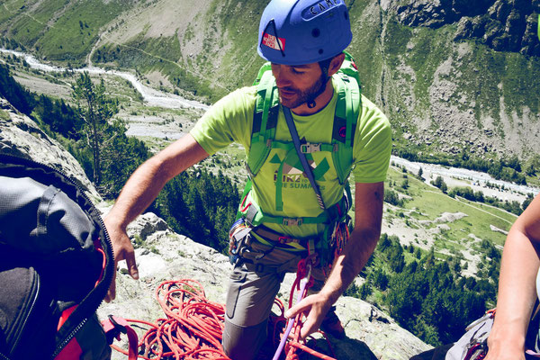 David en pleine manip de corde dans une grande voie du Massif des Écrins (Alpes) 