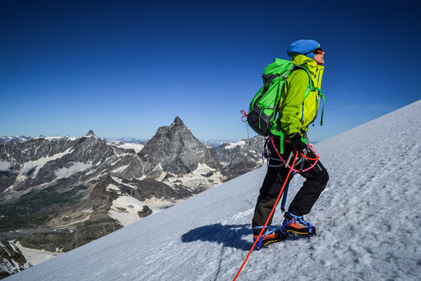 Delphine gravit les derniers mètres du Breithorn à 4164 mètres d'altitude dans les Alpes Suisses.