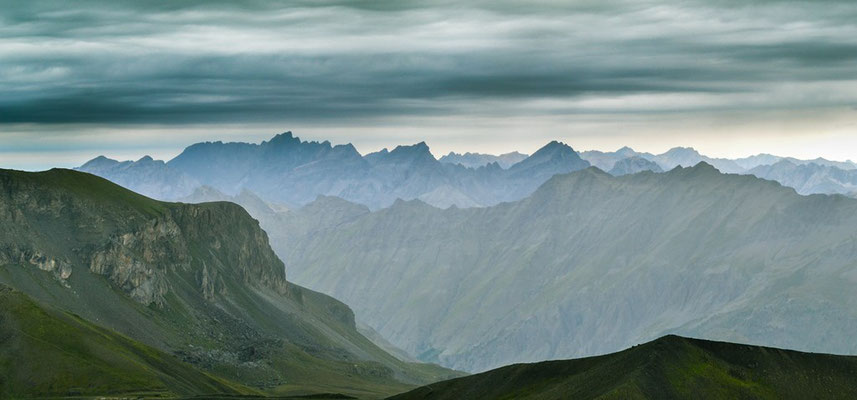 Vue du sommet de la Cime de la Bonette dans les Alpes du Sud
