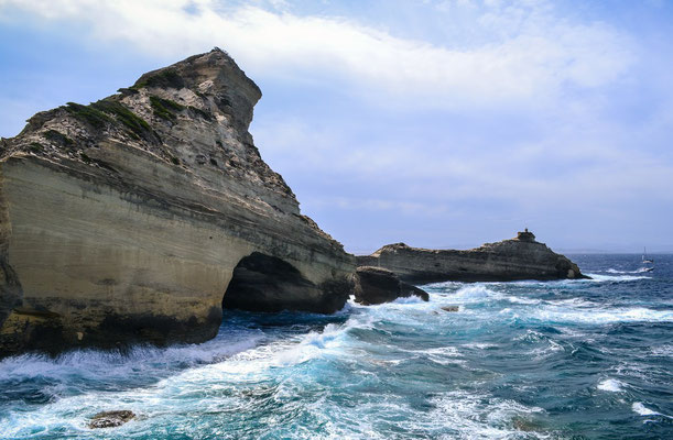 Après avoir longé les superbes falaises de Bonifacio en Corse, nous arrivons au point le plus au Sud de l'île : le Cap de Pertusato
