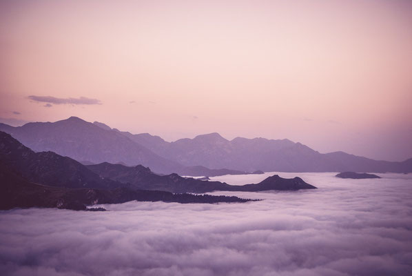 Mer de nuages lors d'un bivouac au sommet du Cap de Bouirex dans les Pyrénées Ariégeoises.