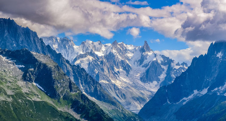 Vue depuis la Massif des Aiguilles Rouges sur le Massif du Mont Blanc dans les Alpes. La pointe la plus à droite est la Dent du Géant culminant à 4013 m d'altitude.