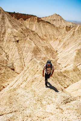 La marne d'aspect friable, compact ou meuble, est le sédiment le plus commun dans le désert des Bardenas Reales, mais on trouve aussi du gypse, du calcaire ou du grès