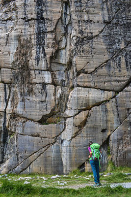 Delphine face à la paroi vitrifiée dans la Vallée des Merveilles dans le Mercantour où se trouve quelques gravures rupestres sur le bas