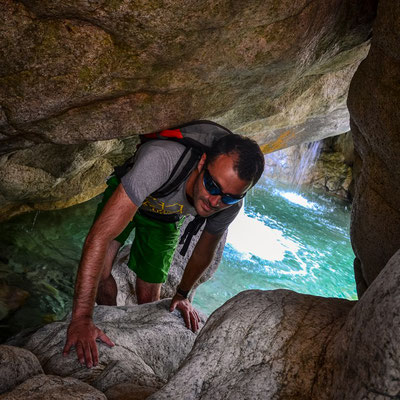 David venant de découvrir un petit passage menant à une sorte de "lac intérieur" avec cascade, dans le Canyon de la Solenzara en Corse