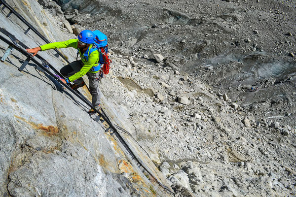 David dans la remontée des échelles qui surplombent de 250 mètres le glacier de la Mer de Glace dans le Massif du Mont Blanc.