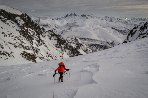 Températures polaires au cœur de l'hiver sur le Pic Bayle à 3465 mètres d'altitude dans le Massif des Grandes Rousses (Alpes). Au fond, les Aiguilles d' Arves.