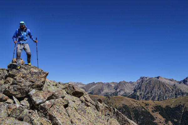 Un beau voyage en montagne au cœur des Alpes du Sud, longeant une crête sur laquelle nous gravirons 9 sommets entre 2132m et 2496m d'altitude, nous offrant ainsi de sublimes panoramas sur les sommets du Mercantour dont le mythique Mont Gélas.