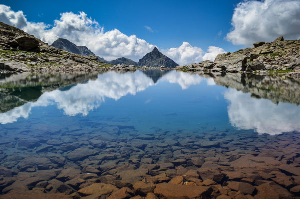 Lac cristallin du Mont Clapier dans les Alpes du Sud