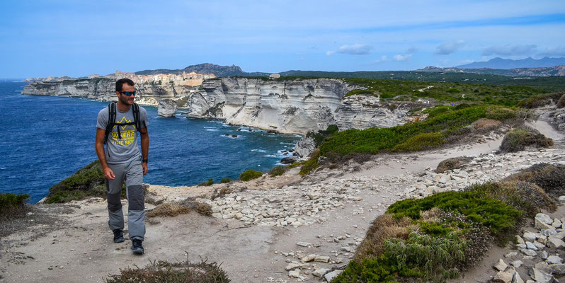 David sur les falaises de Bonifacio dans le sud de la Corse