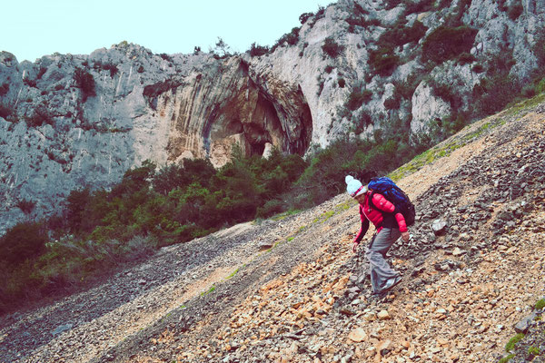 Jolie descente dans les pierriers après une journée de grimpe dans les Gorges du Destel (Ollioules, Var)