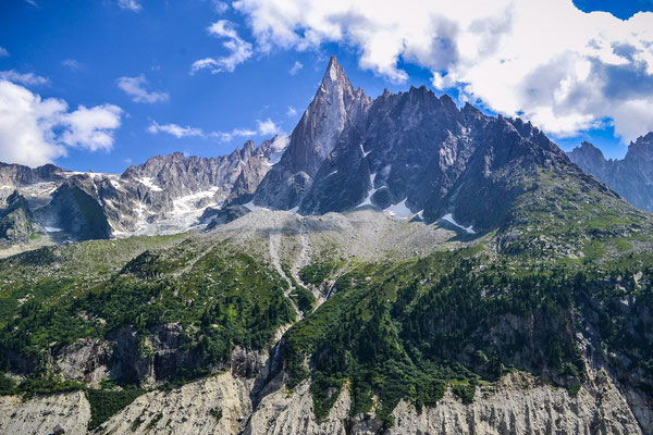 Vue superbe sur le mythique petit Dru (3730 m) dans le massif du Mont Blanc