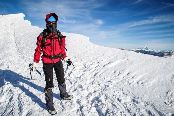 Delphine se transformant en Mister Freeze au sommet de Chamechaude en Hiver. Tempêrature -17°Celsius. Rafales de vent à 90 km/h. Température ressentie par refroidissement éolien (Wind Chill Factor) : -38°Celsius