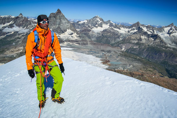 David au sommet du Breithorn à 4164 mètres d'altitude dans les Alpes Suisses. Vue magnifique sur le Mont Cervin.