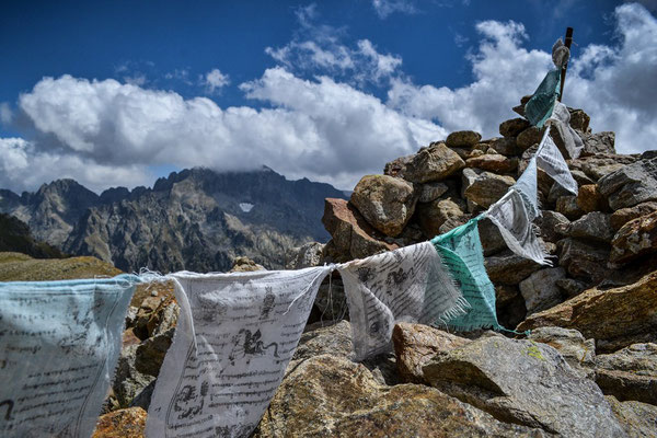 Avec ses drapeaux, le Massif du Mercantour dans les Alpes prend véritablement des airs de Tibet