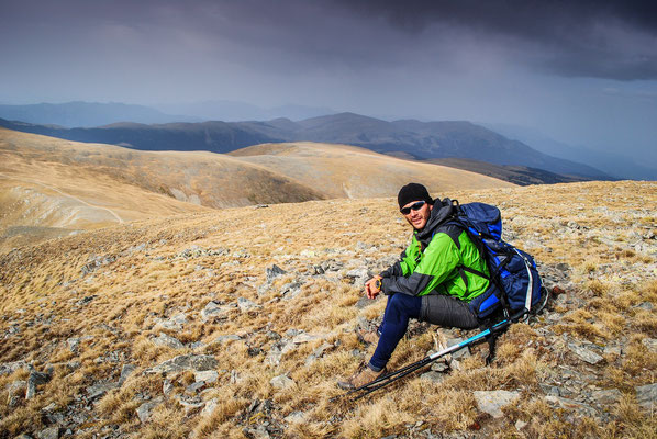 Sommet de la Tossa del Pas dels Lladres à 2661 mètres d'altitude sur la frontière Franco-Espagnole. Les formes arrondies couvertes d'herbes rases rappellent les steppes de Mongolie.