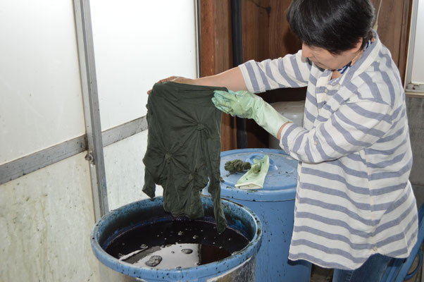 来訪者の用意したシャツをご自分で染めています
