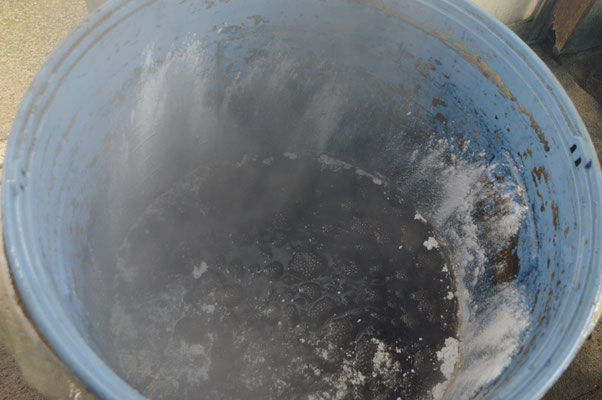 熱湯を投入、さらに酒、消石灰を投入し攪拌します。