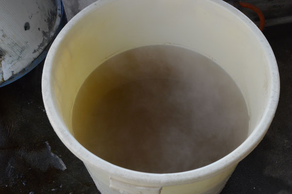 灰3㎏に対して熱湯40ℓ投入して灰汁を作ります