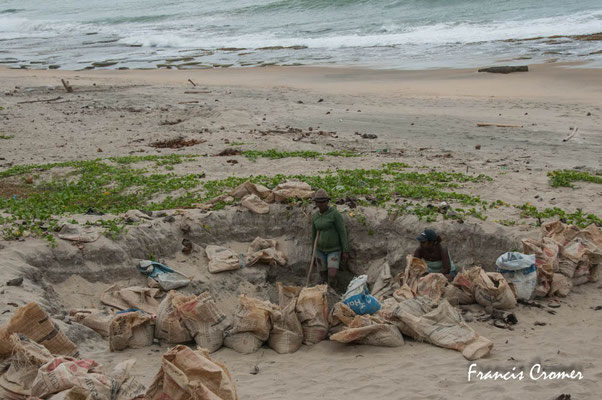 Là, ce sont des femmes qui collectent le sable de la plage.