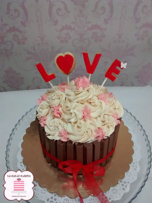 tarta con kitkat especial san valentin, repostería día de los enamorados 