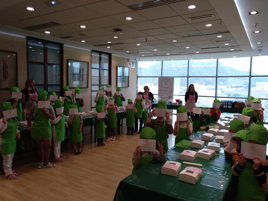 Taller repostería infantil en El Corte Inglés Cartagena, Murcia. Actividad de cocina con niños. Cursos minichef en Cartagena, Murcia. La dulce ilusión talleres de niños y niñas