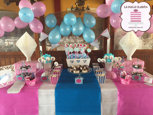 Mesa dulce comunion en Cartagena. Candy bar comunion en Cartagena. Decoracion globos, macarons, cupcakes, cakepops, cookies, bagel, golosinas, decoracion azul y rosa. La dulce ilsuion