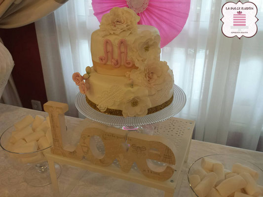 Tarta de boda personalizada de 2 pisos con decoración de flores. Tartas de boda en Cartagena, Murcia. Tarta de boda espectacular.