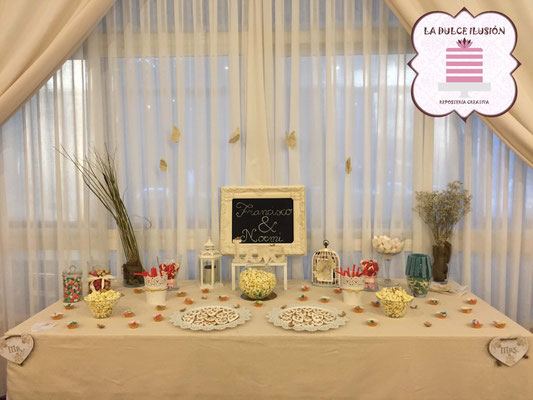 Mesa dulce boda estilo en Cartagena. Candy bar boda en Cartagena. Tarta de boda, decoracion mariposas y flores, cupcakes, cakepops, cookies, bagel, golosinas, decoracion floral natural. La dulce ilsuion