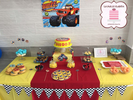 Mesa dulce infantil Disney Pixar en Cartagena. Candy bar infantil Disney Pixar en Cartagena. Decoracion coches, Blaze, Cars, tarta de coches, macarons, cupcakes, cakepops, cookies, bagel, golosinas. Photocall infantil. La dulce ilsuion