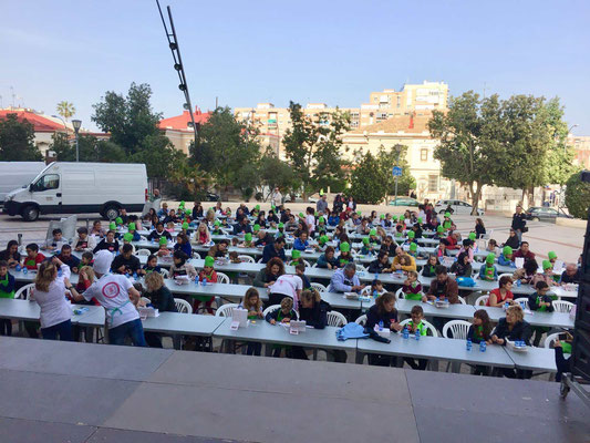 Taller repostería multitudinario en El Corte Inglés Cartagena, Murcia. Actividad de cocina con niños y padres. Cursos minichef en Cartagena, Murcia. La dulce ilusión papis y peques