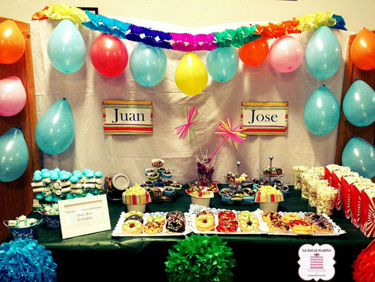 Mesa dulce infantil en Cartagena. Candy bar infantil en Cartagena. Decoracion globos y girnaldas, tarta de comunion, macarons, cupcakes, cakepops, cookies, bagel, golosinas. Photocall infantil multicolor. La dulce ilsuion