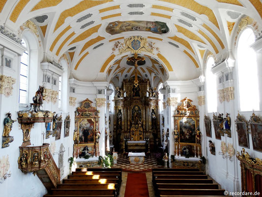 Blick in den saalartigen Kirchenraum