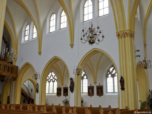 Neugotisches Kirchenschiff