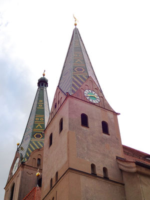 Kirchendächer mit gelb-grün-braunen Biberschwanzziegeln