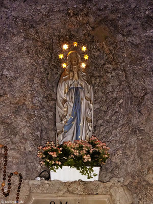 Marienfigur in der Lourdesgrotte