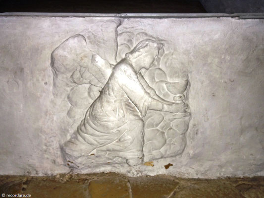 Engelsrelief in Fels gehauen