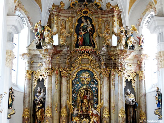 Hochaltar mit Seitenfiguren St. Josef und St. Antonius