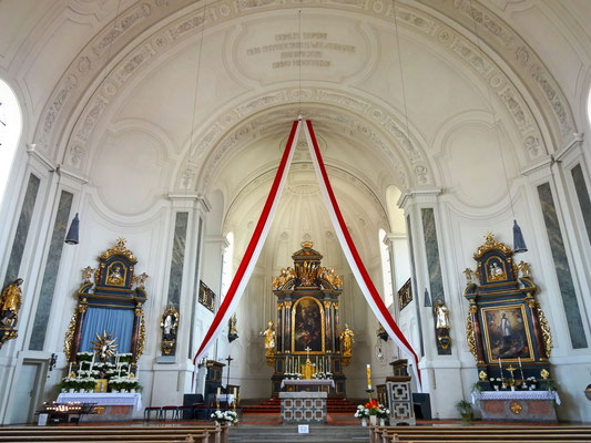 Blick durch den Kirchenraum