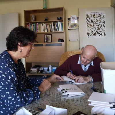 José Antonio Cáceres firmando los ejemplares con Emilia Oliva