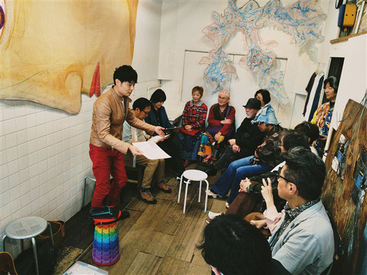 レパートリリストを配布中の壮馬君