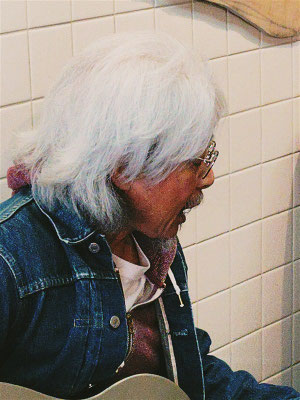 歌うモリン児！