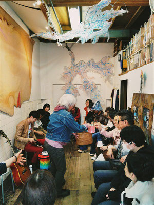 5/6（火）壮馬君のために投銭集めするモリン児。いい人です。