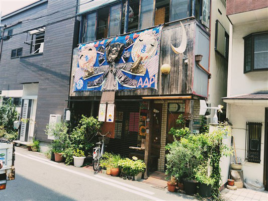 店前壁面には世界のGP吉田一郎作品