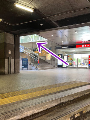 ② 「PRONTO」、「あおい書店」、「ファミリーマート」の入り口の先に見える階段を上ってください。エレベーターの場合は地上に出て、右側に進んでください。（道順2）