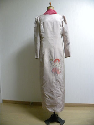 白山紬のロングドレス、能の日本刺繍が施した着物でした。